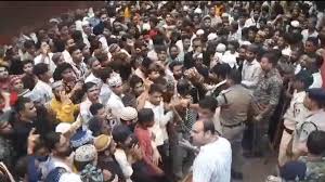 श्योपुर में थाने तक पहुंचा ग्रामीणों का गुस्सा, पथराव के बाद मचा हड़कंप